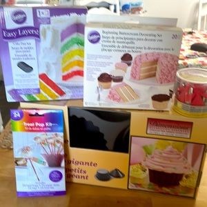Cake and cupcake decorating set
